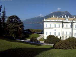 una gran casa blanca con un lago en el fondo en La casa del Ciodo, en Colico