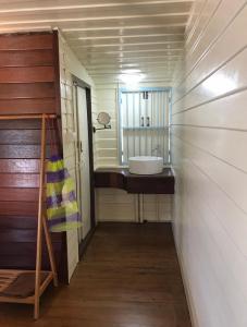 La salle de bains est pourvue d'un lavabo et d'un miroir. dans l'établissement U Pae PaeStay Uthaithani, à Uthai Thani