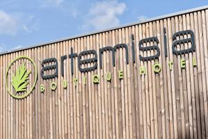 BastelicaArtemisia Boutique Hotel的建筑一侧的科学标志