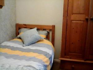 1 dormitorio con 1 cama con cabecero de madera en the brier house, en Swadlincote