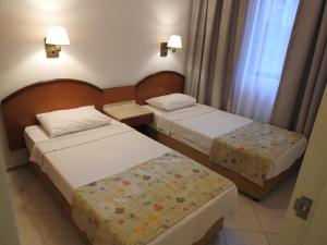En eller flere senge i et værelse på Musti Apart Hotel