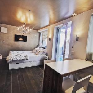 1 dormitorio con cama y lámpara de araña en Private Spa am Rennweg, en Amriswil