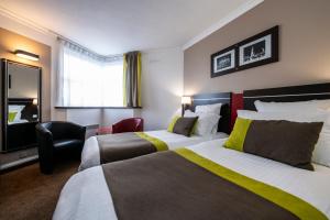 um quarto de hotel com duas camas e uma televisão em Campanile Reims Centre - Cathedrale em Reims