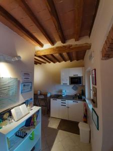 una cucina con armadi bianchi e piano di lavoro di Smile Tower House a Pisa