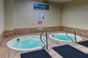 a jacuzzi tub in a room with blue water at Plantation Dunes II in Gulf Shores