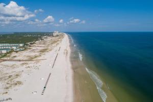 una vista aérea de una playa con el océano en Plantation Dunes II, en Gulf Shores