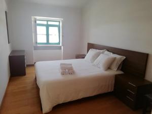 1 dormitorio con 1 cama con 2 toallas en Casa da Praça, en Torre de Moncorvo