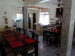 ein Esszimmer und eine Küche mit einem Tisch und Stühlen in der Unterkunft Maranata Hotel in Governador Celso Ramos