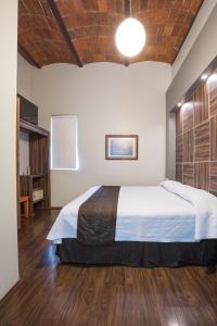 een slaapkamer met een groot bed in een kamer bij Hotel Principal in Mexico-Stad