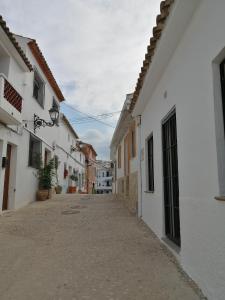 an alley in a town with white buildings at Casa Trinitat in Altea