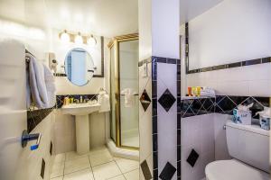 Crusader Oceanfront Resort tesisinde bir banyo