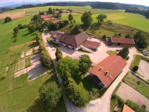 an overhead view of a large house with a barn at Ferienwohnung Kaps in Aying