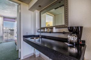 Crusader Oceanfront Resort tesisinde mutfak veya mini mutfak