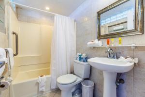 Crusader Oceanfront Resort tesisinde bir banyo