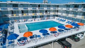 Crusader Oceanfront Resort tesisinde veya buraya yakın yüzme havuzu