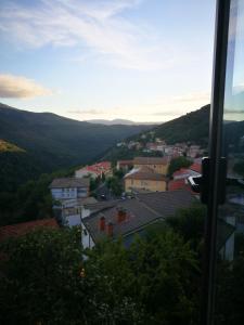 uitzicht op een stad vanaf een berg bij Casa Cortes in Desulo