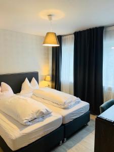 Ein Bett oder Betten in einem Zimmer der Unterkunft Akropolis Hotel