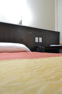 1 dormitorio con cama y cabecero de madera en Hotel Magdalena, en Arroyo Seco 38 fotos más