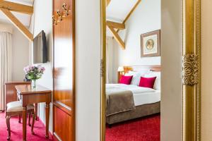 Postel nebo postele na pokoji v ubytování Hotel Caruso Old Town