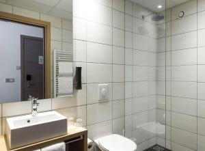 Un baño de Storm Hotel by Keahotels