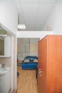 Un dormitorio con una cama y un lavabo en una habitación. en Apartman Perper, en Trebinje 28 fotos más