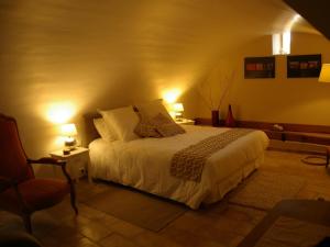 เตียงในห้องที่ La Musardine en Vexin