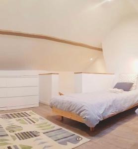 - une chambre avec un lit et un tapis dans l'établissement Carré Saint-Gervais Rouen centre, à Rouen