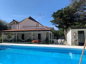 蓬泰卡尼亞諾法伊阿諾的住宿－Villa Avvocato Catapano，房屋前有游泳池的房子