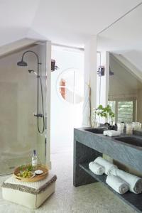 a bathroom with a large shower and a sink at Hôtel Domaine de Raba Bordeaux Sud in Talence
