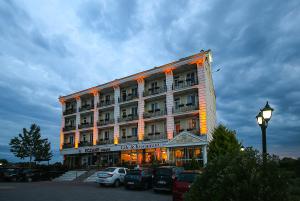 een groot gebouw met auto's geparkeerd voor het bij Hotel Simsek in Edirne