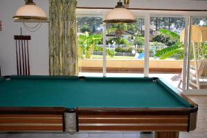 a pool table in the middle of a living room at Villa Verdizela II in Carcereiro