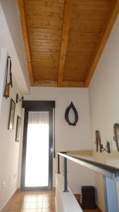 um quarto com uma janela e um tecto com madeira em El Carro del Abuelo em Villovela de Pirón