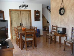 - une cuisine et une salle à manger avec une table et des chaises dans l'établissement El Carro del Abuelo, à Villovela de Pirón
