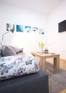 ein Wohnzimmer mit einem Bett und einem Tisch in der Unterkunft Good choice apartment Zagreb in Zagreb