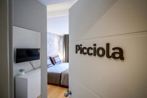 TV a/nebo společenská místnost v ubytování Quarto Novo Suite
