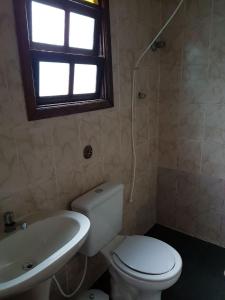 Um banheiro em Pousada do Arpoador Peruíbe