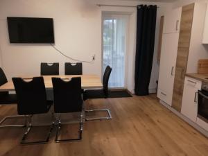 Un comedor con mesa y sillas en Ferienwohnung Schmied 1, en Aurach am Hongar 17 fotos más