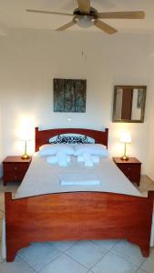 ニキティにあるNatalia's Apartmentsのベッドルーム1室(大型ベッド1台、ランプ2つ付)