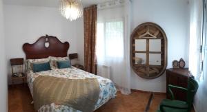 - une chambre avec un grand lit et un miroir dans l'établissement Despertar en Riglos, à Las Peñas de Riglos