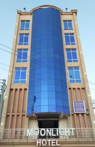 un bâtiment avec un panneau à l'avant dans l'établissement Claire de Lune Moonlight Hotel, à Nakuru