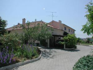 a building with a garden in front of it at Casa Caetano in Souto da Carpalhosa