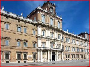 duży budynek z wieżą zegarową na górze w obiekcie Empire - Casa Vacanze w mieście Modena