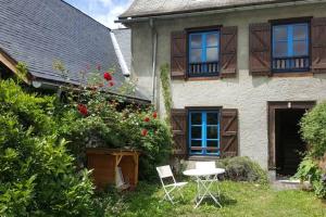 a white table and chairs in front of a house at Joli gîte en Ariège avec vue in Buzan