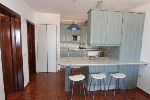 a kitchen with a counter and stools in it at Apartamento Casa Francis in Breña Baja