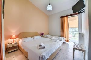 Postel nebo postele na pokoji v ubytování Ionis Hotel + 36 fotografií