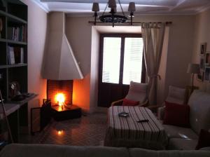 sala de estar con sofá y chimenea en CASA REHABILITADA SIGLO XVIII, en Baena