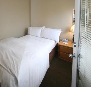 Rúm í herbergi á Times Square Suites Hotel