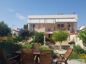 Ein Garten an der Unterkunft Apartments Tina FREE transfer from-to the airport