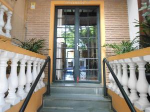 uma porta da frente de uma casa com uma escada em Pousada Danza - Centro em Poços de Caldas