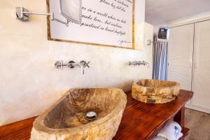 uma casa de banho com 2 lavatórios de madeira num balcão de madeira em Hotel Puntagrande em Jerez de la Frontera